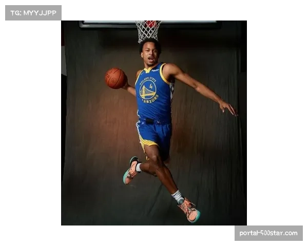 勇士新秀塞斯-库里首秀,命中关键三分球